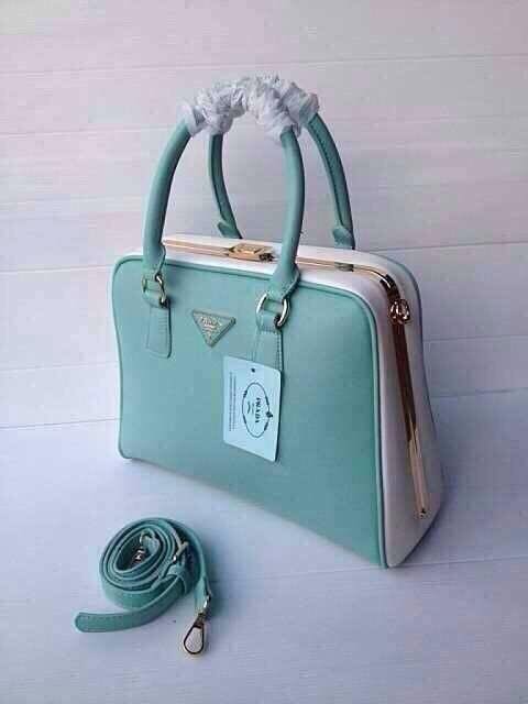 สินค้า : Prada ขนาด. : 10 นิ้ว