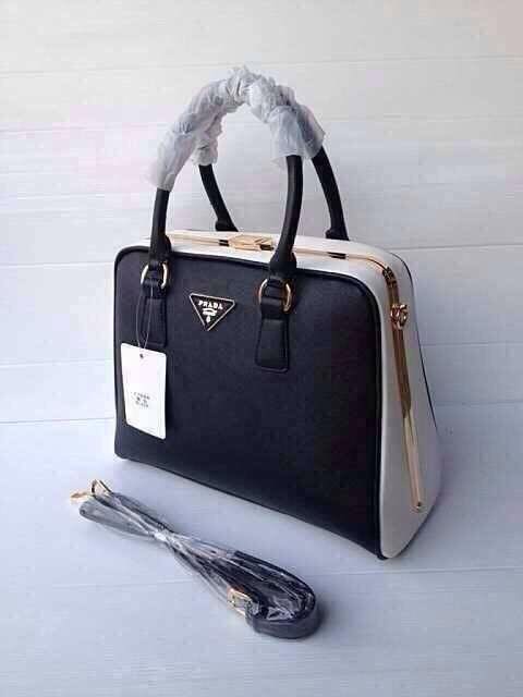 สินค้า : Prada ขนาด. : 10 นิ้ว
