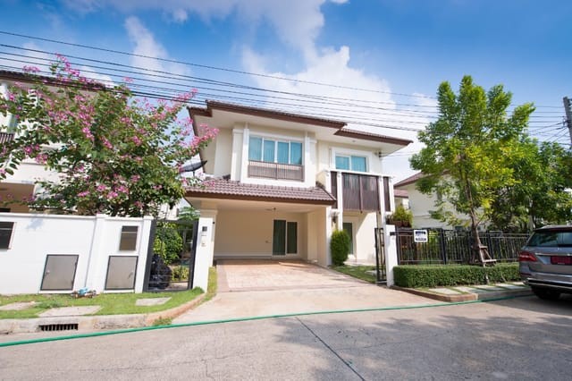 -The Centro สุขาภิบาล 5