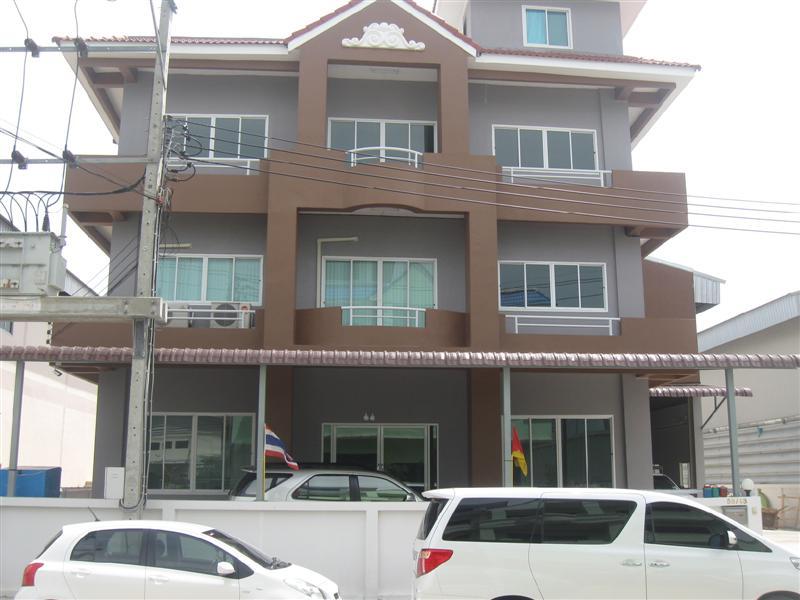 โรงงาน