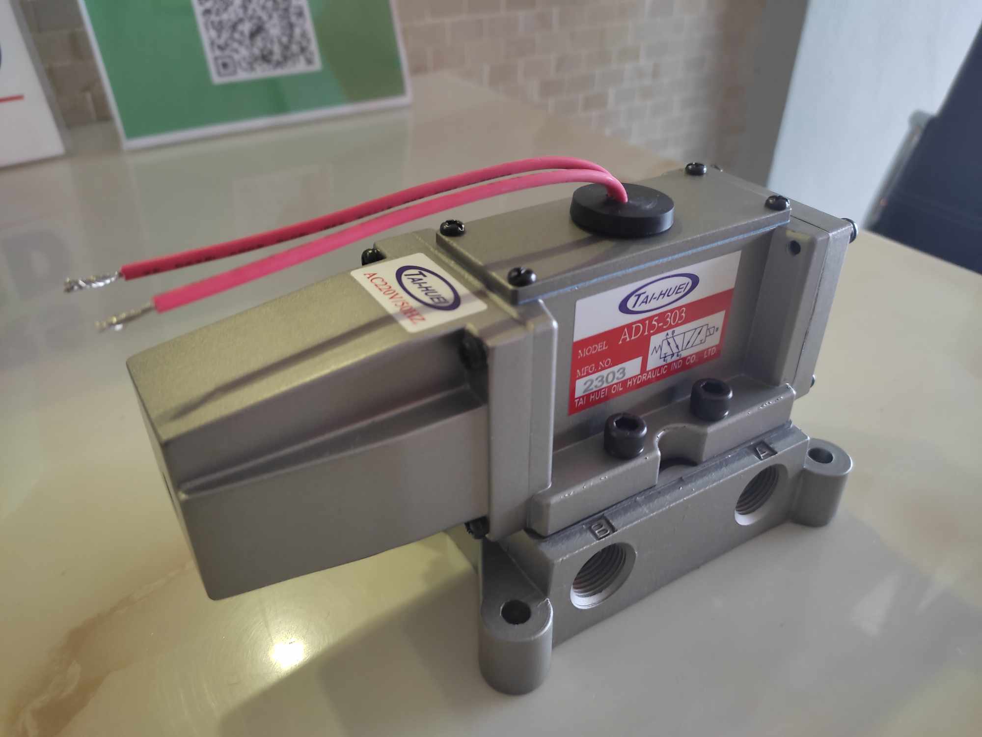 AD15-304-220V1
