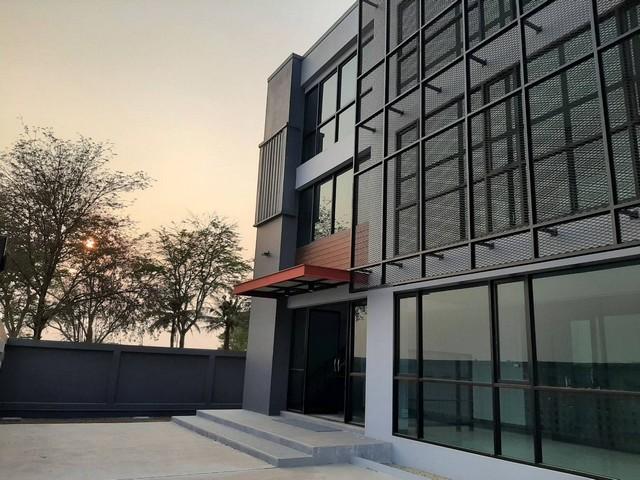 โรงงาน