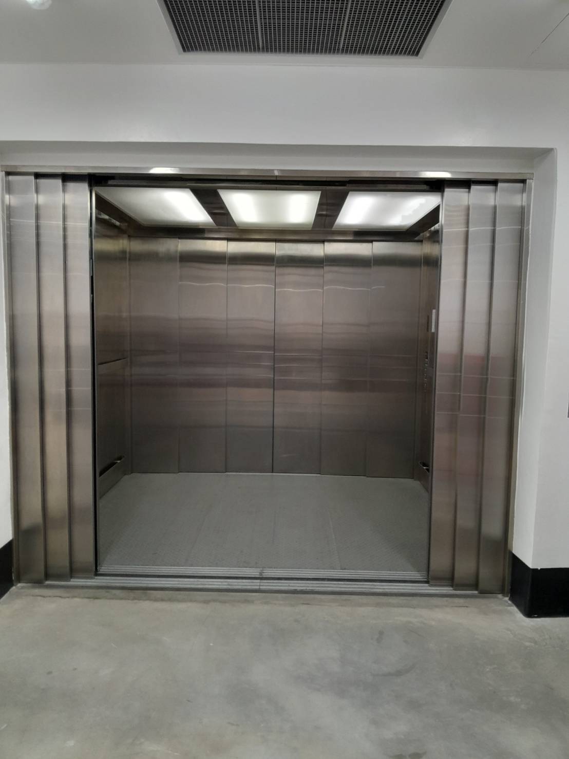 ลิฟต์ก่ึ่งโดยสาร